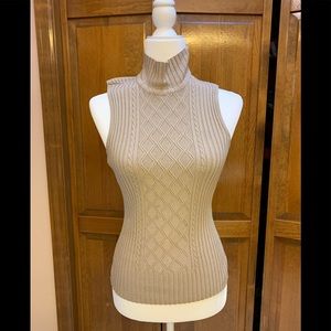 Sleeveless turtleneck